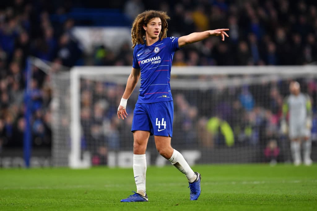 El Chelsea
<b> </b>confirmó la salida (a préstamo) del joven jugador galés, Ethan Ampadu, quien ya se marchó a Alemania para enrolarse con el RB Leipzig. El prometedor futbolista de 18 años sale cedido un año a la Bundesliga ante la falta de minutos con el equipo de los Blues. En sus dos años en el Chelsea el defensor sólo pudo disputar 12 partidos.