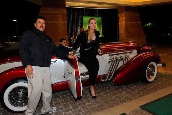 A Elena Dementieva le gusta lo clásico y llegó en este Auburn Speedster rojo y blanco.