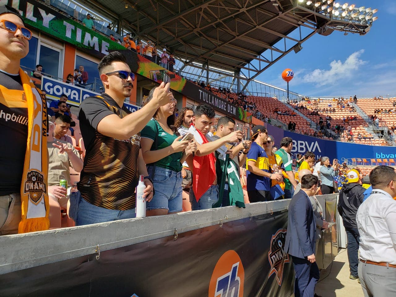 Los aficionados del Galaxy invaden Houston para ver el debut del fichaje estrella, Javier Hernández.