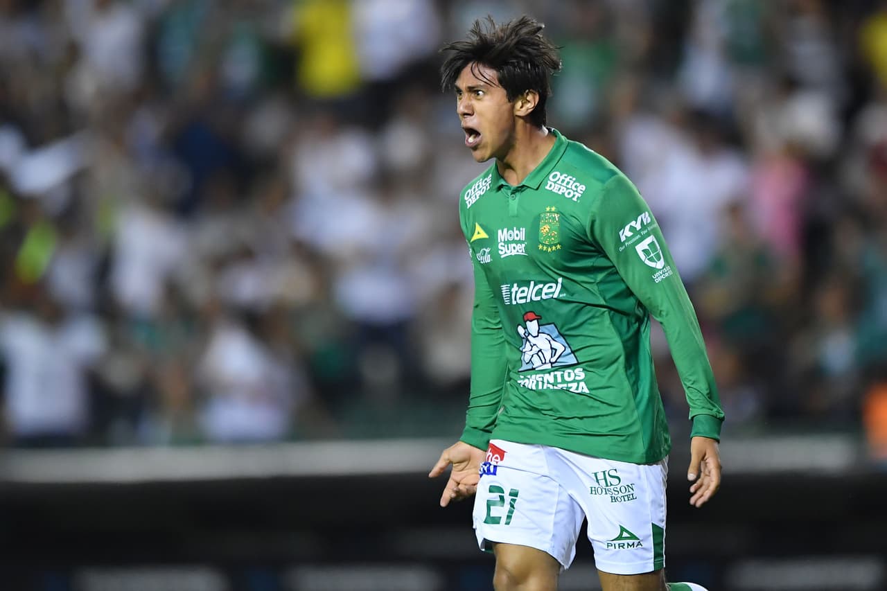 El 10 de diciembre de 2018 Macías llega cedido al León, donde se convirtió en su mejor jugador ofensivo.