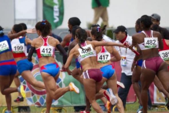 El equipo femenil de Venezuela conquistó la medalla de oro en los relevos 4 x 100 metros de los Juegos Centroamericanos y del Caribe Veracruz 2014, que se realizaron en el estadio Heriberto Jara Corona de la capital veracruzana. El cuadro venezolano conformado por Nediam Vargas, Andréa Purica, Nelsibeth Villalobos y Nercely Soto, conquistó la presea dorada con un tiempo de 43.53 segundos, en lo que es su mejor marca de la temporada (Foto: veracruz2014.mx).