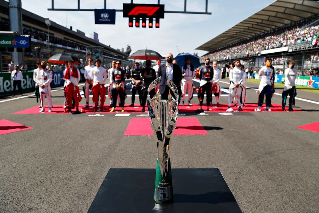Red Bull hace el 1-3 con Max Verstappen en primer lugar y Sergio Pérez en tercero durante el Gran Premio de México en la Formula 1. Lewis Hamilton se quedó con la segunda posición durante la carrera. El mexicano logró subirse al podio en se casa.