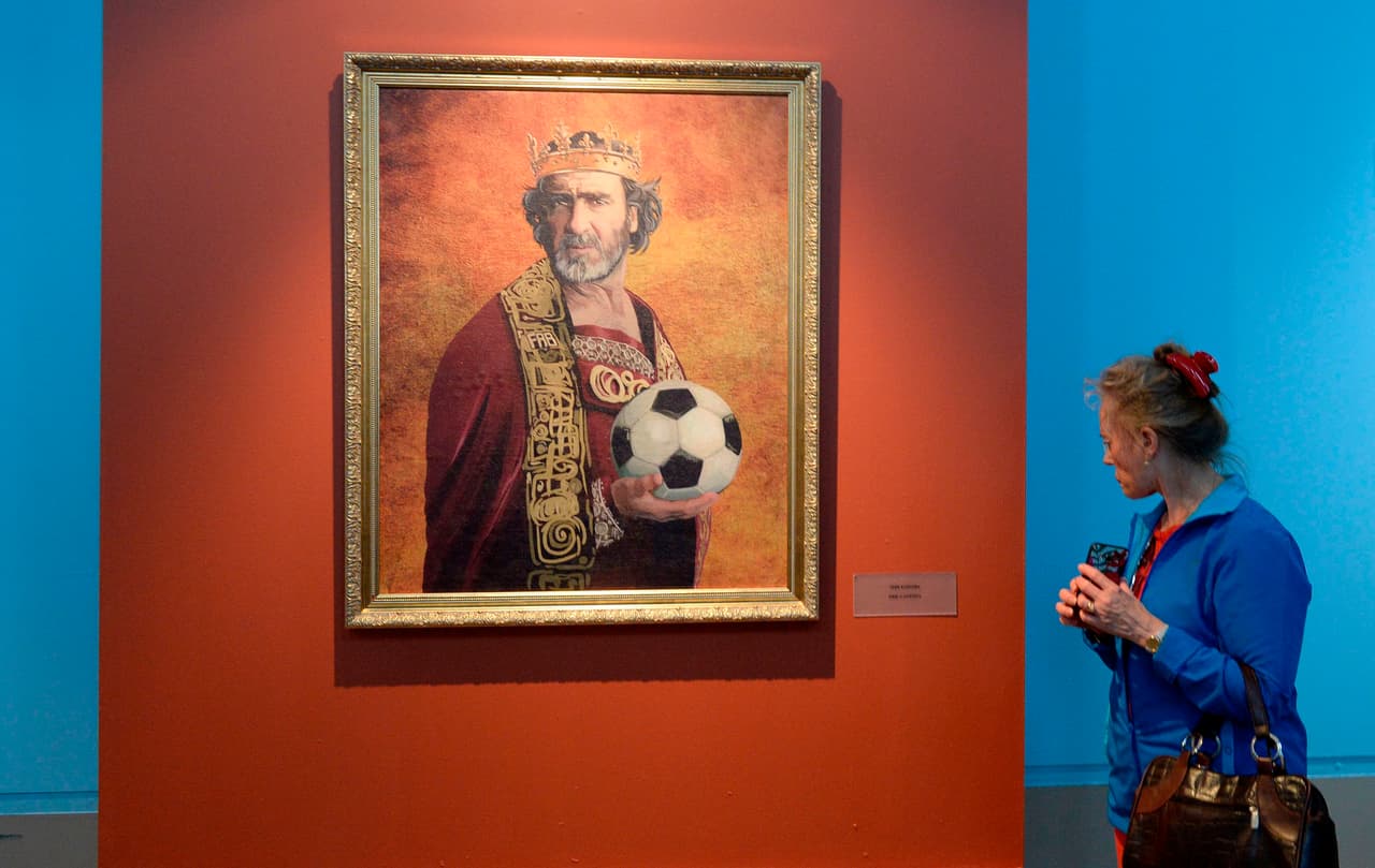 Exjugadores como el francés Eric Cantona también fueron recordados con la que se lucieron en la cancha, la pelota.