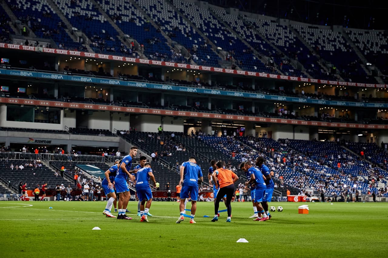El partido tuvo que ser aplazado alrededor de 20 minutos a pesar de que no hubo algún tipo de fenómeno meteorológico.
