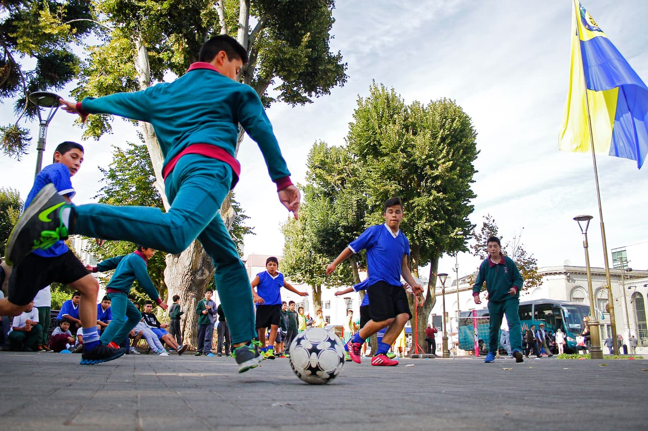 De la capital hacia el sur, las sedes son Rancagua, escenario de grandes batallas por la Independencia; Concepción, el motor económico del sur, y Temuco, una ciudad rodeada de volcanes y lagos que da la bienvenida a la Patagonia.