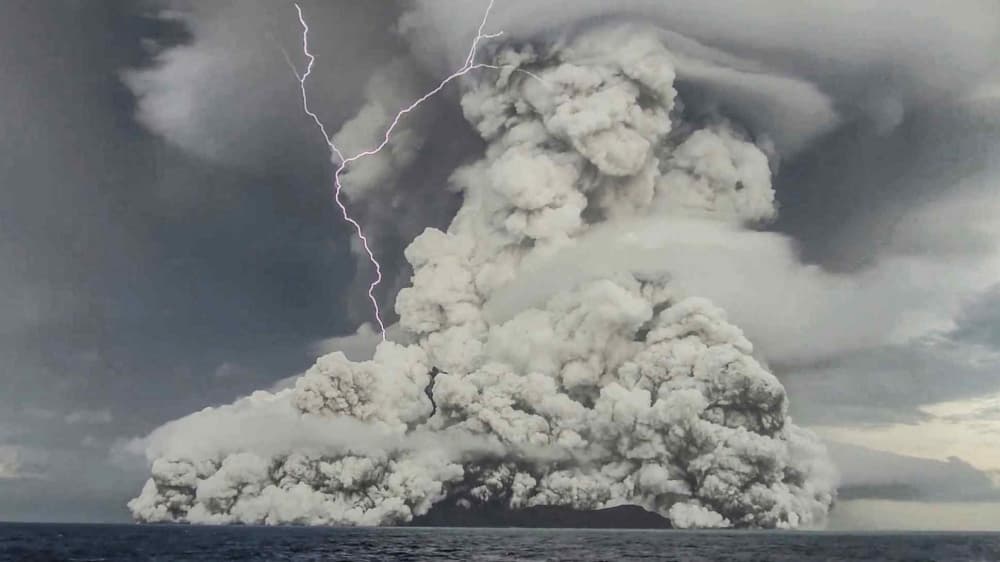 La escalofriante tormenta eléctrica más grande e intensa jamás registrada que provocó una erupción volcánica submarina
