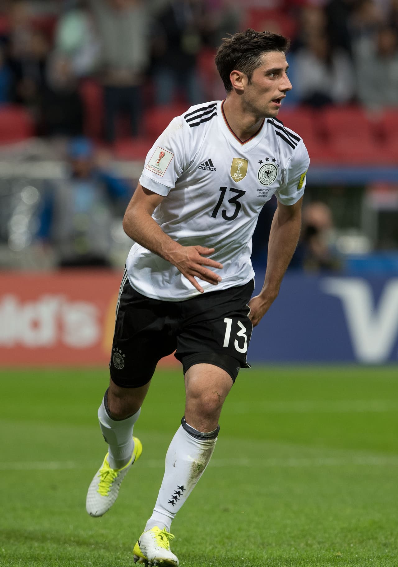 Al minuto 41, cuando por fin encontraron la forma de salir de la presión, los alemanes encontraron el empate llevando el balón de la banda derecha hasta la izquierda para que Hector asistiera a Stindl en el área chica.