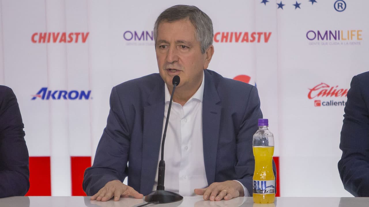 Jorge Vergara durante una conferencia de prensa del Club Deportivo Guadalajara.