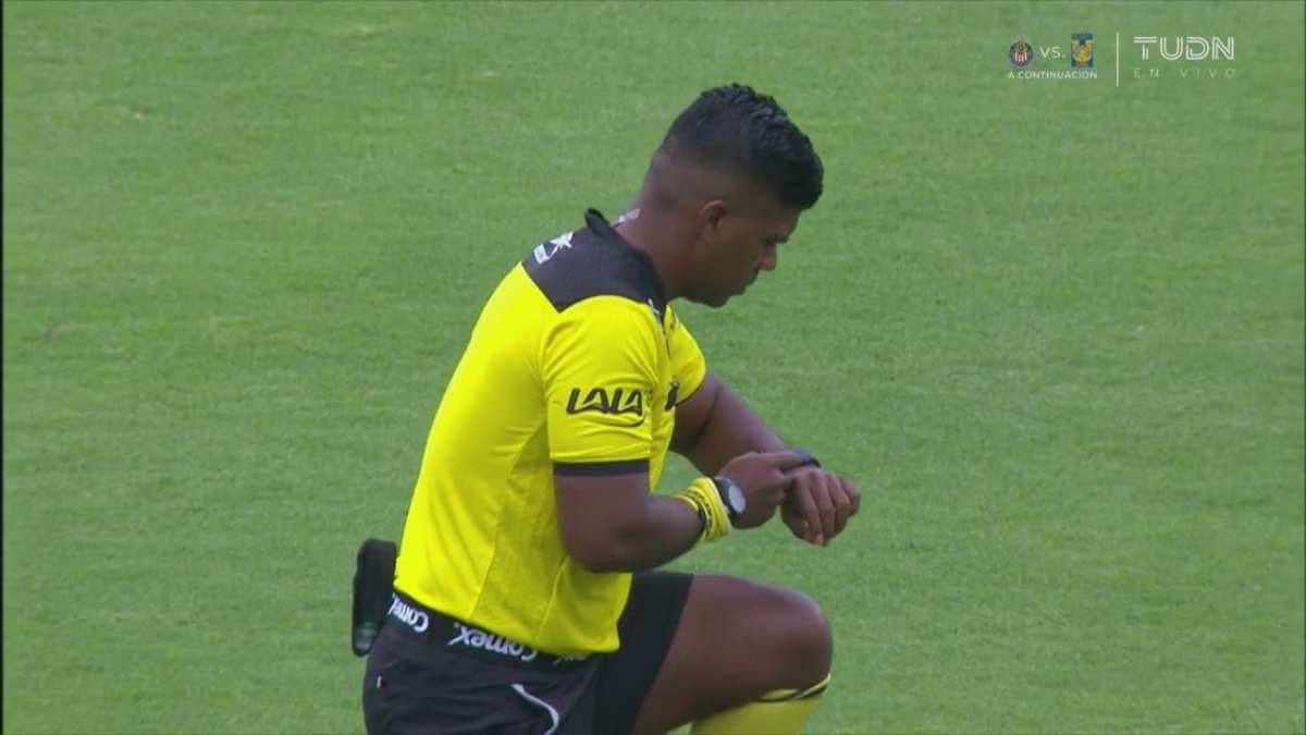 Árbitro mexicano protesta contra el racismo en juego de Cruz Azul