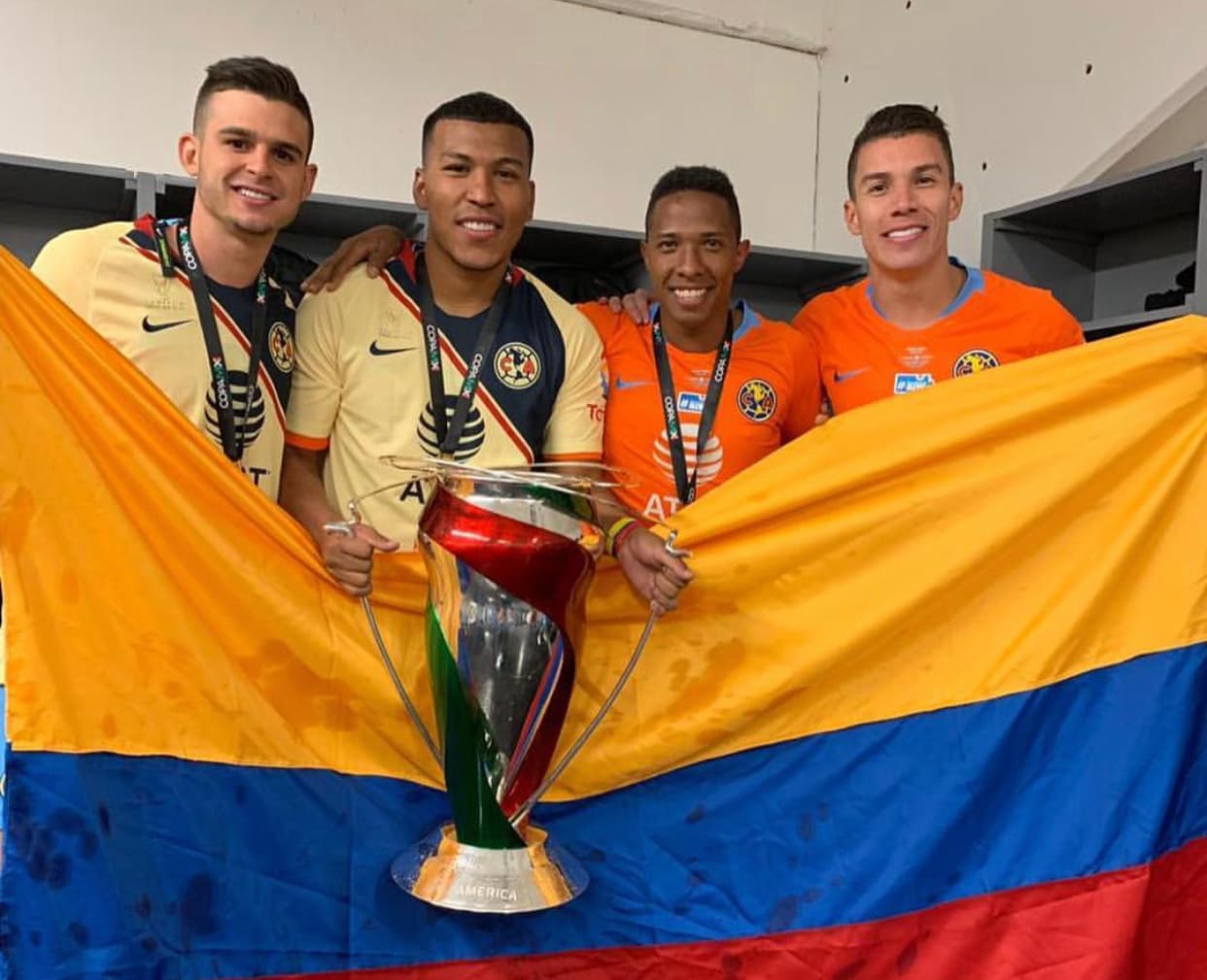 Varios jugadores del América, así como sus parejas, han compartido en sus redes sociales parte del festejo del título de la Copa MX que ganaron en la noche del miércoles en la cancha de Juárez.