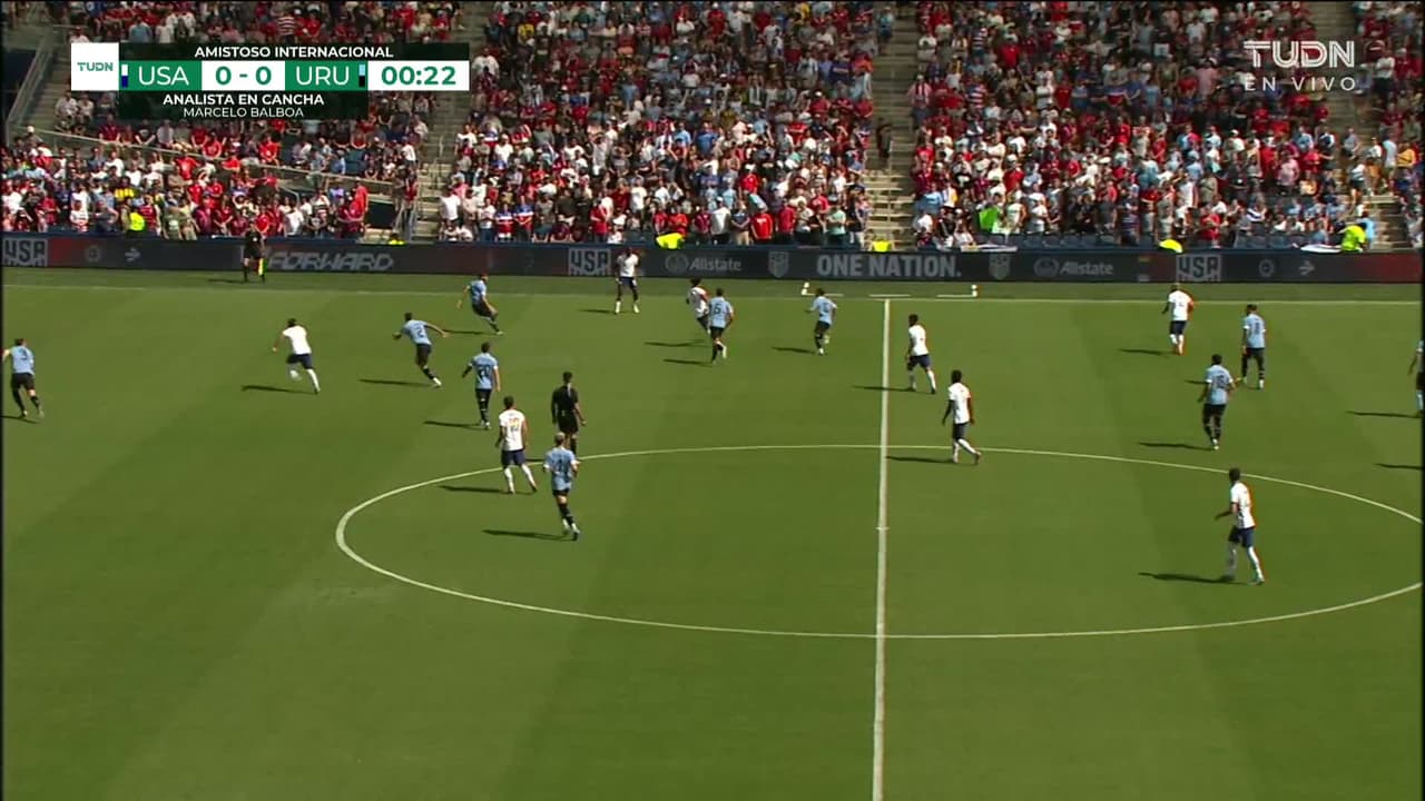 Arranca el partido y la pelota está en juego.