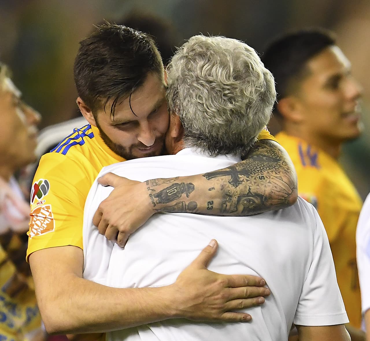 Gignac regaló playera a Tuca Ferretti y su cuerpo técnico
