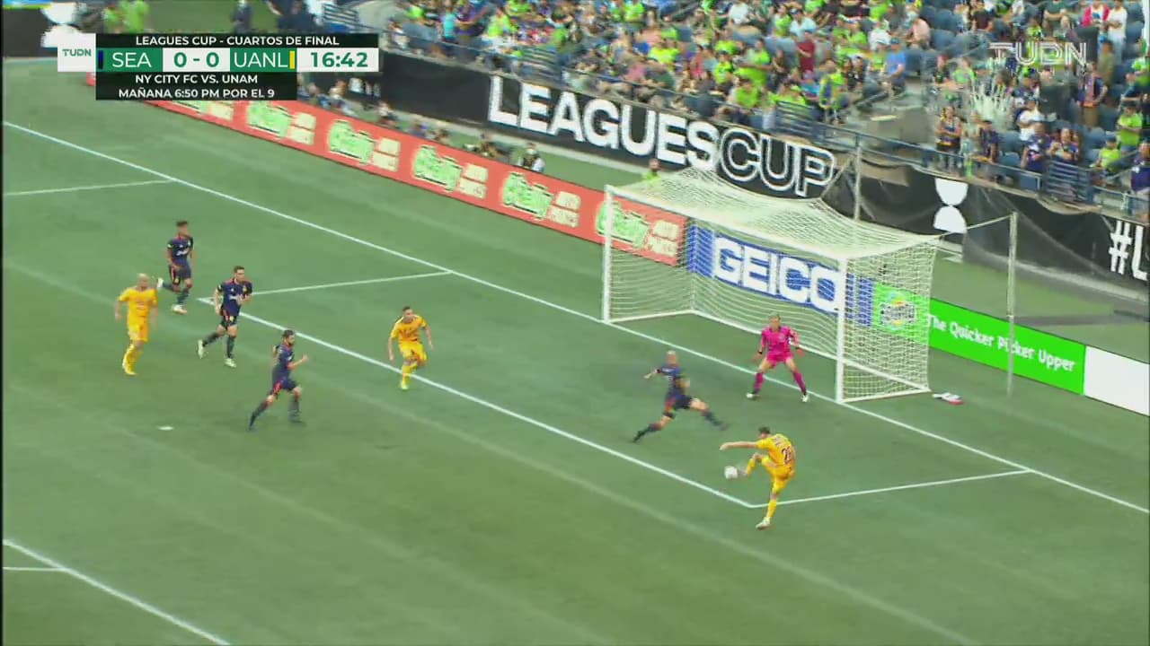 ¡Se iba a estrenar! Brad Smith arruina el remate de Florian Thauvin