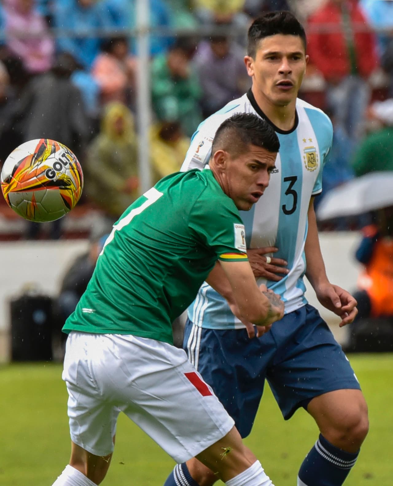 Juan Arce (Bolivia) en un duelo con Facundo Roncaglia (Argentina) por la banda derecha de la 'albiceleste'.