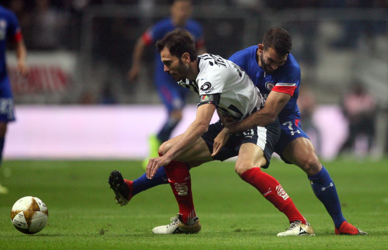 <b>José Basanta: 7.</b> El central mundialista aportó toda su experiencia para imponerse en cada pelota de peligro que buscó Cruz Azul. (Imago 7)