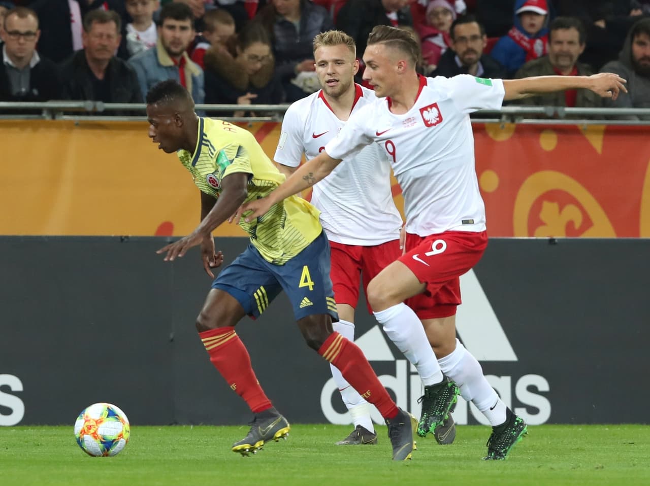 Lejos de replegarse en defensa, Colombia buscó aumentar la cuenta y fue irreverente en casa de Polonia.