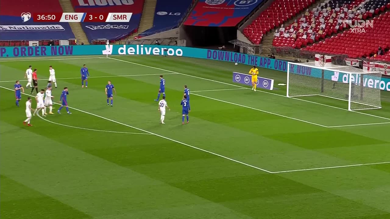 ¡TIRO ATAJADO! disparo por Ilija Nestorovski.