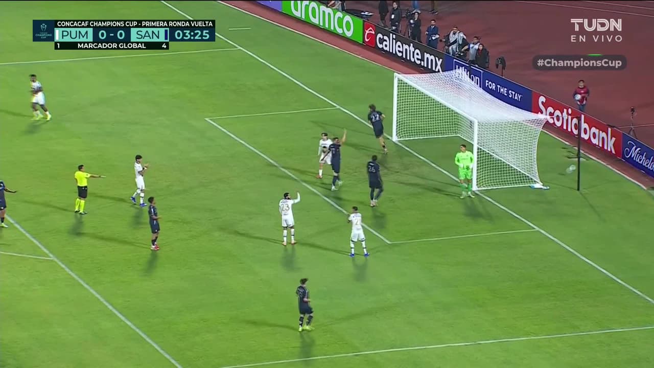 ¡Pumas salió con todo! Primer aviso de Juninho pero su tiro se fue desviado