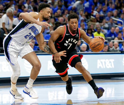 Kyle Lowry (7) intentando con velocidad alejarse de Khem Birch (24) quien lo marcaba celosamente.