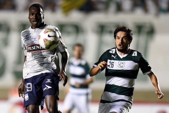 Osbaldo Lastra, volante defensivo del Emelec, es uno de los hombres de confianza del técnico Gustavo Quintero. De poderosa carrocería, ya estuvo en un corto periodo con Reinaldo Rueda en el 2014. Ahora intentará mantenerse en su equipo nacional.