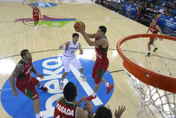 Mexicanos como coreanos iniciaron el encuentro buscando la victoria y tras unos cambios en la ventaja el conjunto azteca comenzó a armar una ventaja a mediados del segundo cuarto.