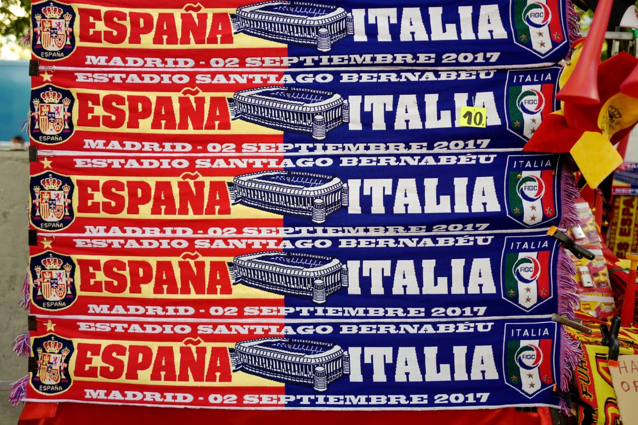 El comercio también aprovechó la oportunidad y en los kioskos del Paseo de la Castellana se veía todo tipo de souvenirs.