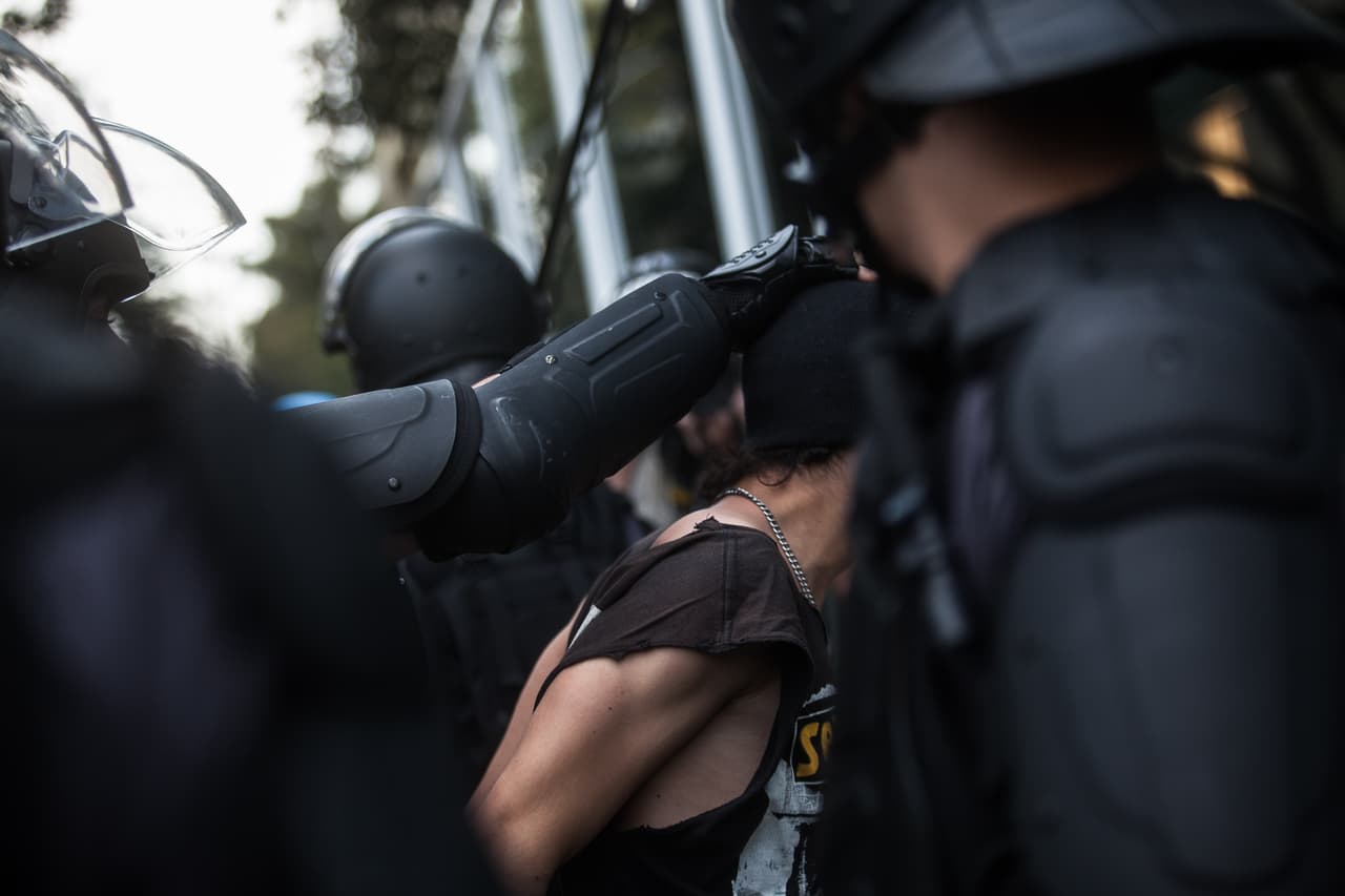 Para los dos torneos FIFA los alegatos del pueblo iban dirigidos a la extensa inversión que realizó el Gobierno para remodelar sus estadios y ciudades, mientras miles de personas morían de hambre y no tenían salud ni escuelas dignas. Para Río 2016 las cosas estallaron por escándalos de corrupción como en esta oportunidad, en la que se han programados protestas en favor de Lula Da Silva por su polémico encarcelamiento.