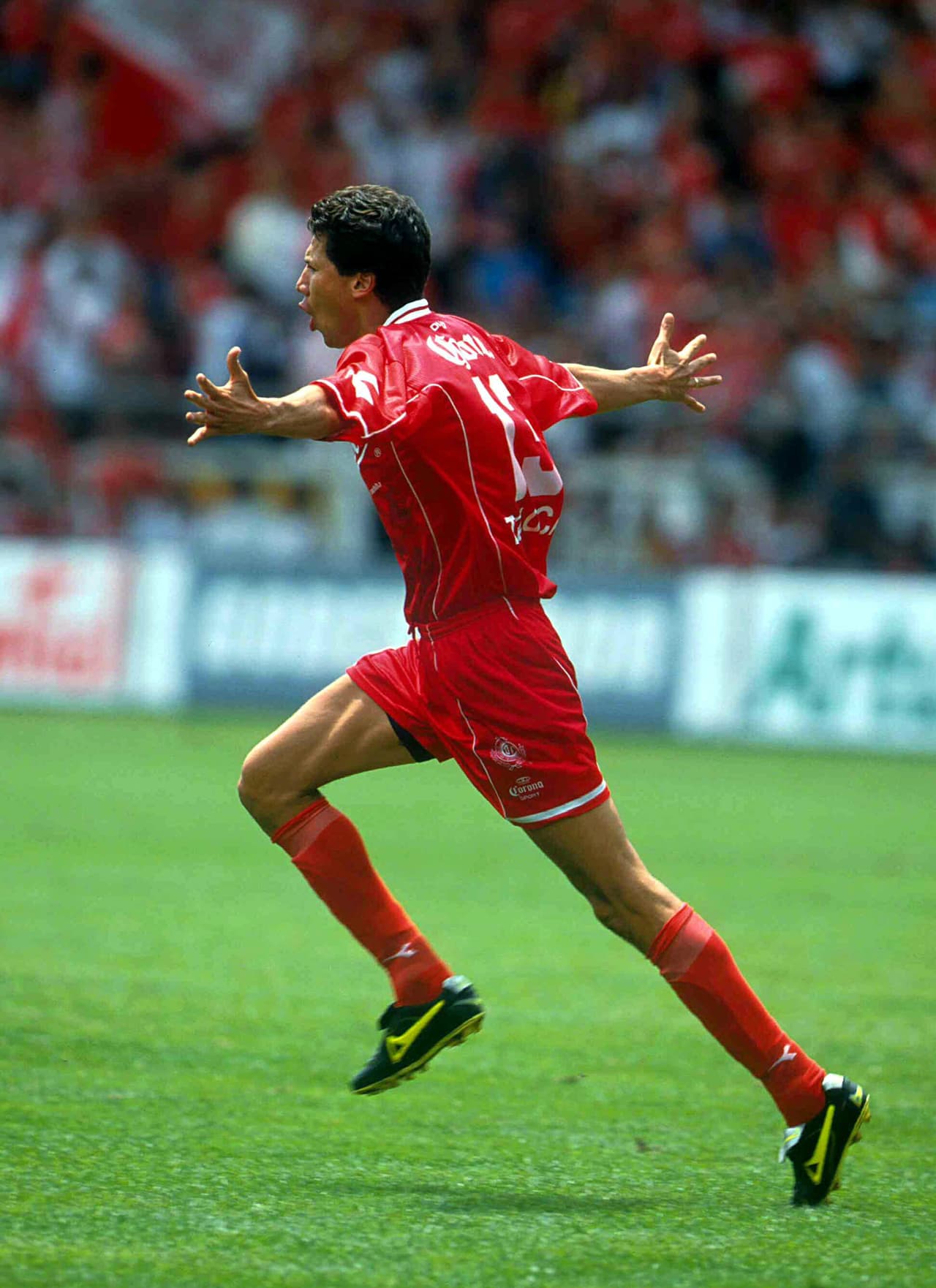 Alberto Macías fue un estandarte de Toluca durante 10 años (entre 1990 y el 2000). El defensa central logró tres ligas con los choriceros. A los de Coapa llegó y estuvo en un muy corto periodo en el 2001.