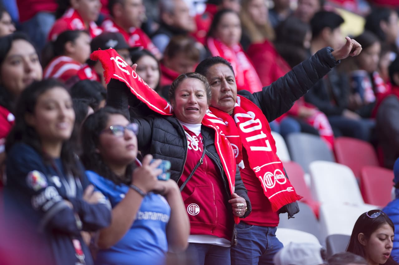 Los detalles del estadio Nemesio Díez, la alegría de los hinchas y la belleza de las porristas le dieron un color especial al ambiente del partido de Toluca y Puebla en la Jornada 2 del Clausura 2019.