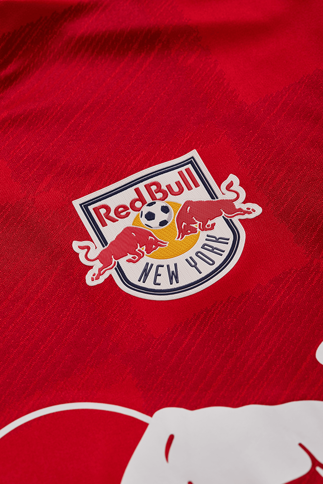 La nueva casaca fue creada para albergar y unir a todas las comunidades de seguidores de los Red Bulls, dentro y fuera de las paredes del Red Bull Arena.
<br>