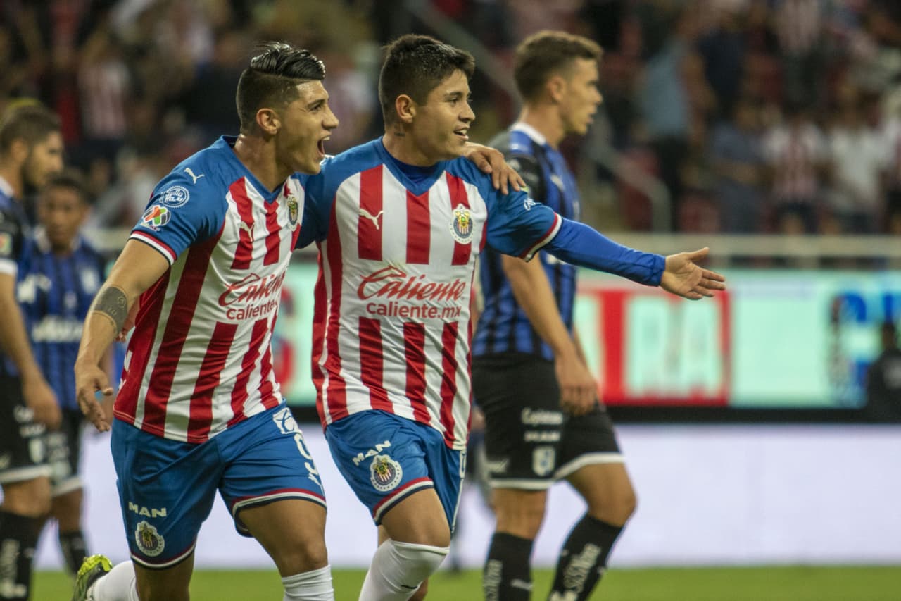Chivas sufrió en los minutos finales pero logró sacar la victoria 3-2 ante Querétaro.