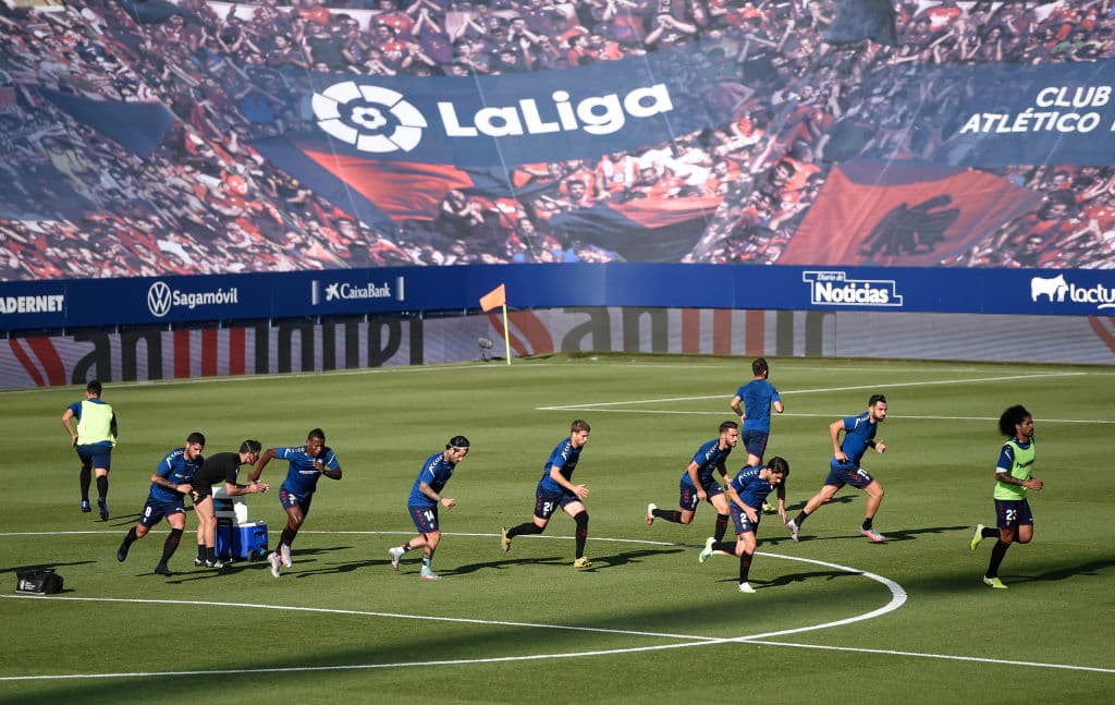 Cubrieron las gradas del Sadar con un enorme vinil que simula presencia de aficionados.