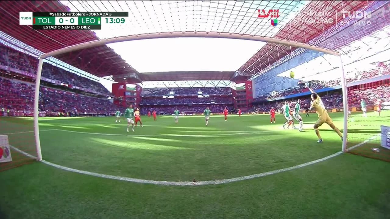 ¡CERCA! Maximiliano Araújo disparó que se estrella en el poste.