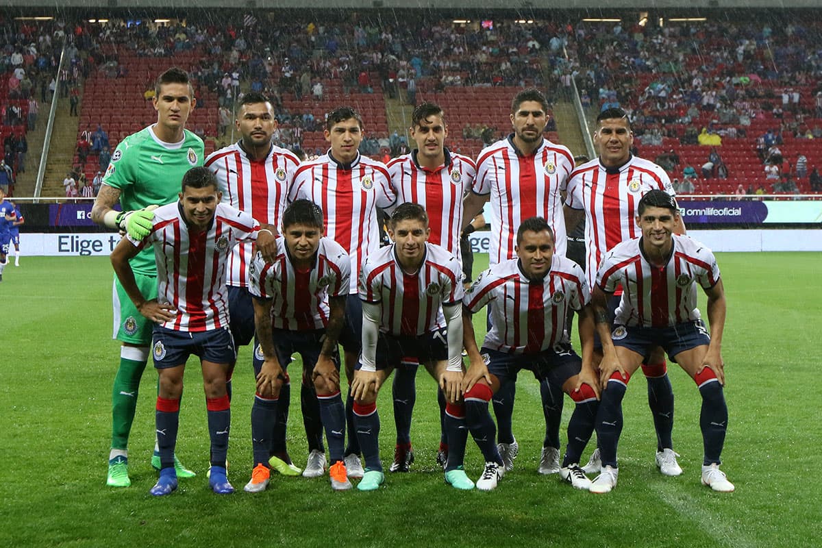 Los jugadores de Chivas posan antes del inicio del juego por la jornada 2 del Apertura 2018.