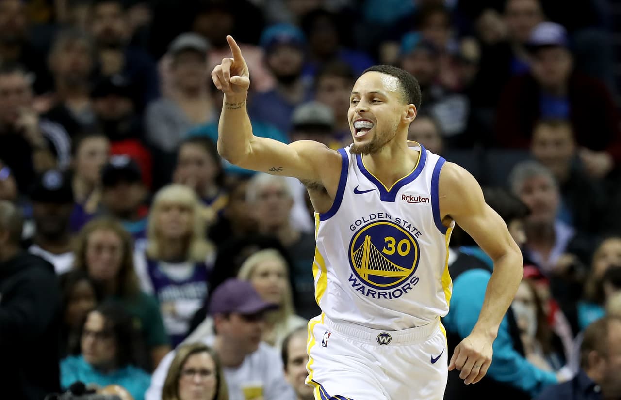 Stephen Curry (Golden State Warrriors) gana 37.5 millones de dólares al año, por lo que serían 720.000 dólares semanales.