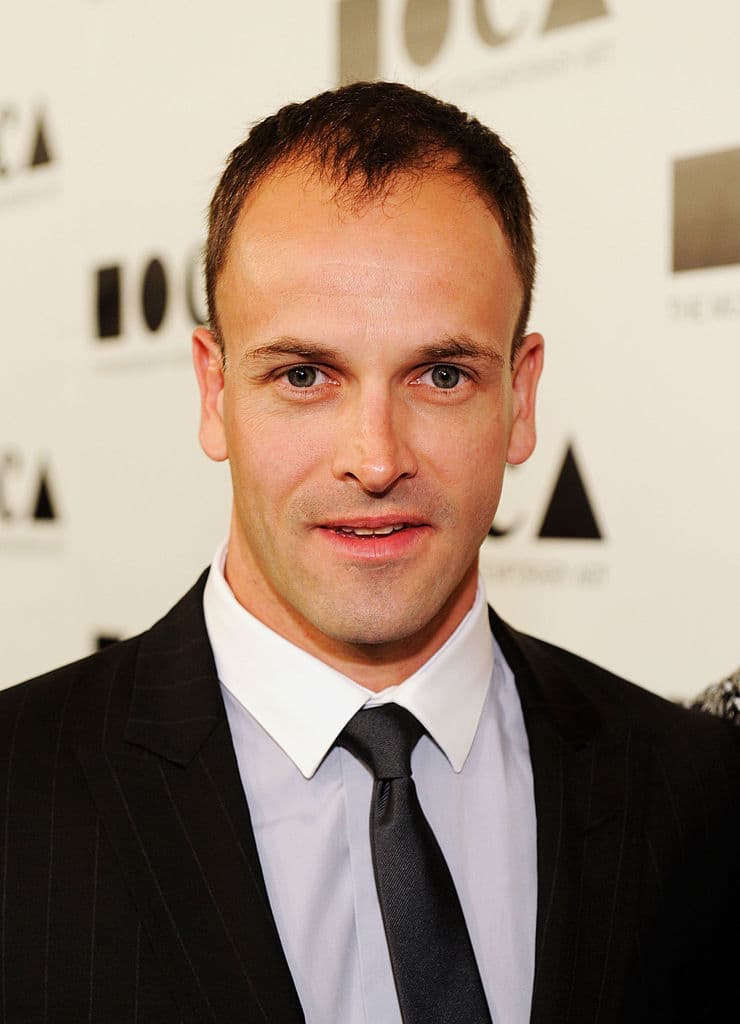 Durante su estadía, se vio a la actriz con el actor Jonny Lee Miller.