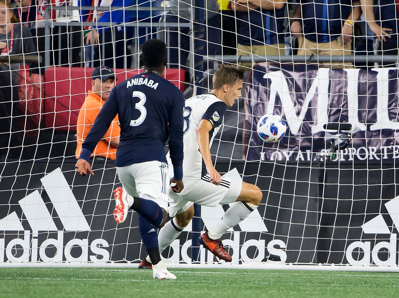 Philadelphia Union ganó por 3-2 en su complicada visita a New England Revolution, increíblemente, los dos primeros goles de Philly, fueron obra de su zaguero, Jack Elliott.