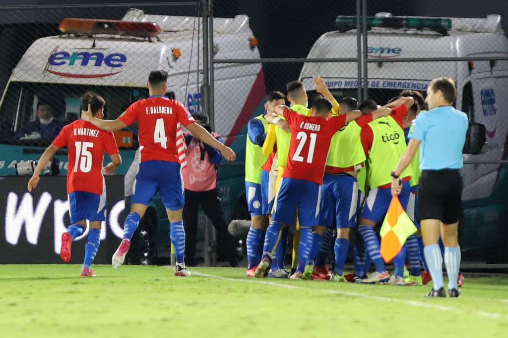 Héctor Martínez y Kaku son los encargados de regresar a Paraguay a la pelea por su lugar para el mundial y vencen 2-1 a Venezuela.