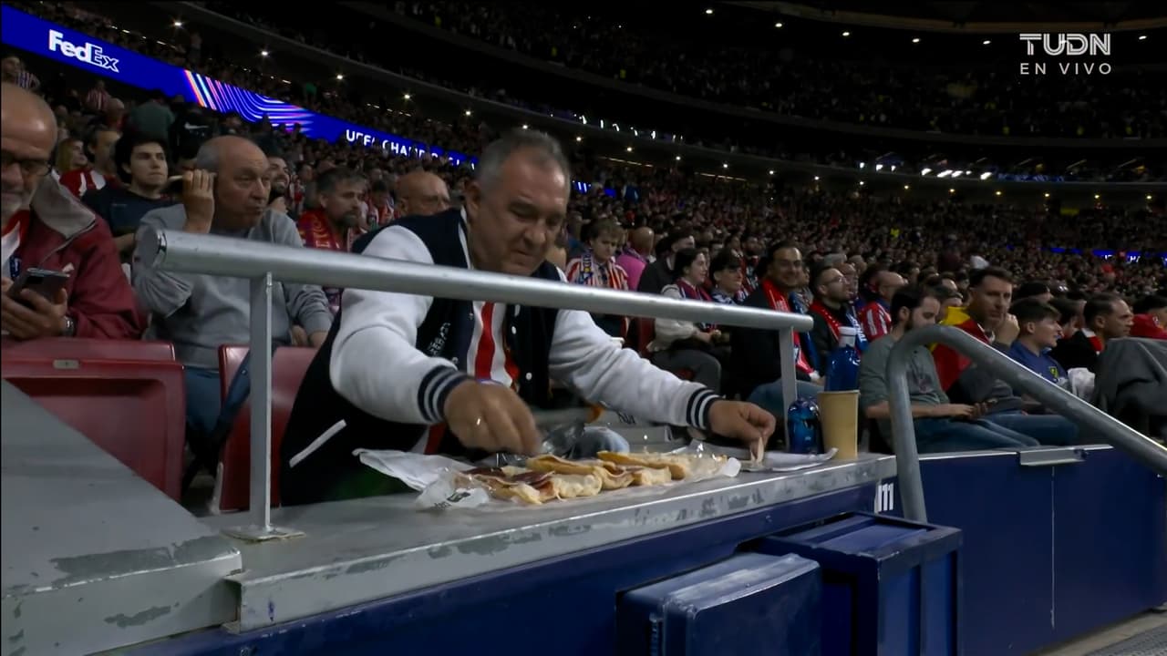 Atlético vs Arsenal. Champions League. Aficionado se prepara la cena en pleno partido