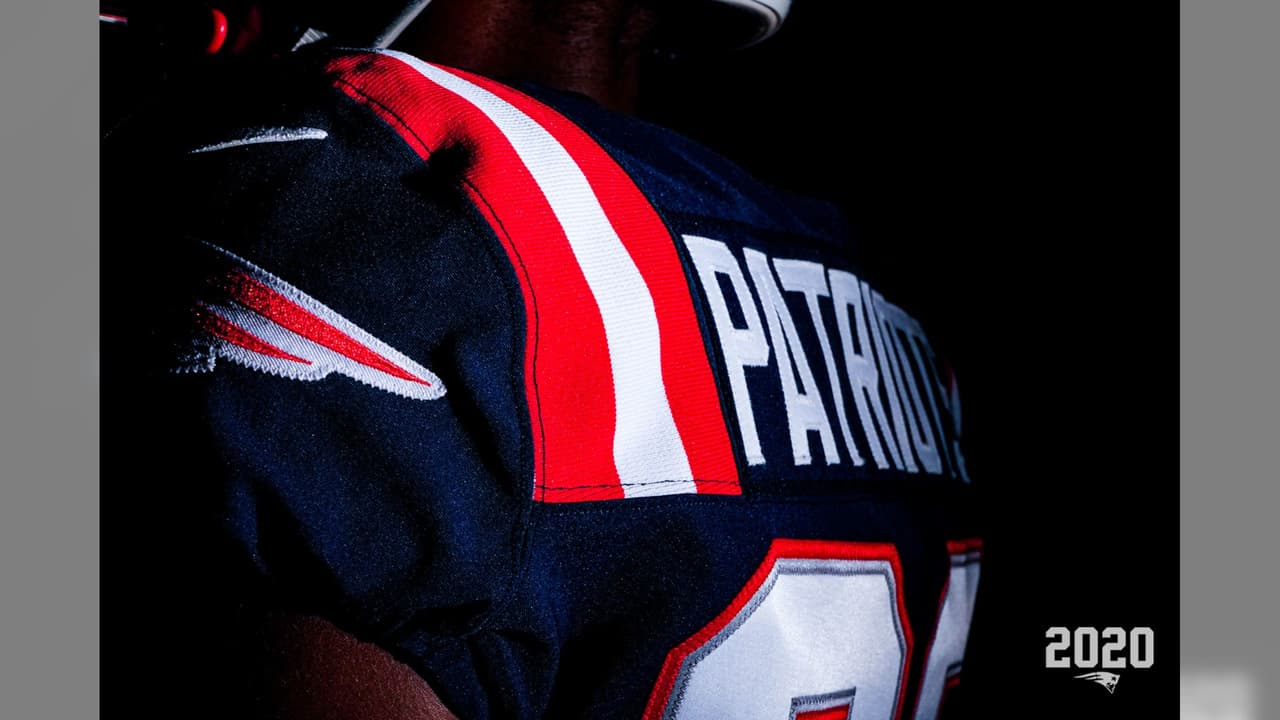 Los Patriots ya sin la presencia de Brady y en modo de reestructuración presentaron su nueva indumentaria para la temporada 2020 en la NFL. El color azul es muy similar al modelo color rush y el blanco es una adaptación combinando con las licras azules.