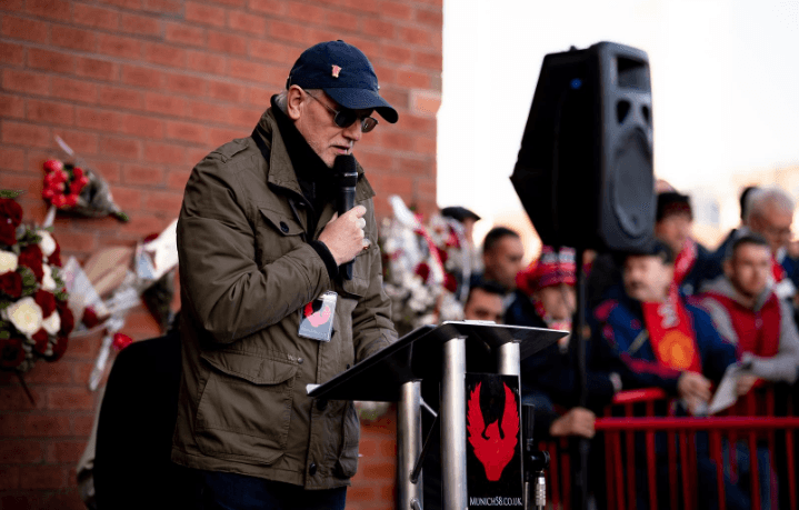Jugadores, exjugadores, directivos, aficionados, entrenadores y familiares de las víctimas acudieron al Memorial para mostrar sus respetos por los ocho fallecidos en 1958.
