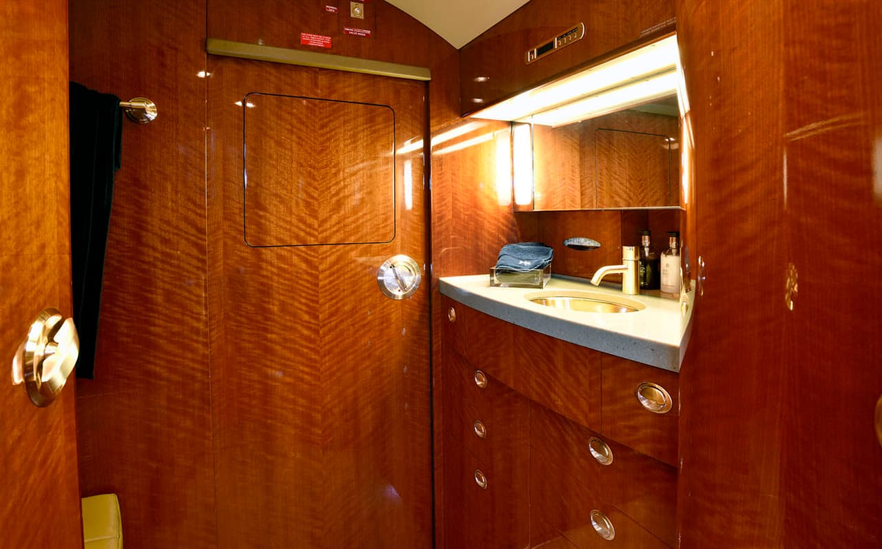 Leonel Messi viaja con estilo, pues este es el jet con el número 10 que adquirió hace poco. El avión incluye una cocina, dos baños y 16 asientos que pueden ser convertidos en camas.