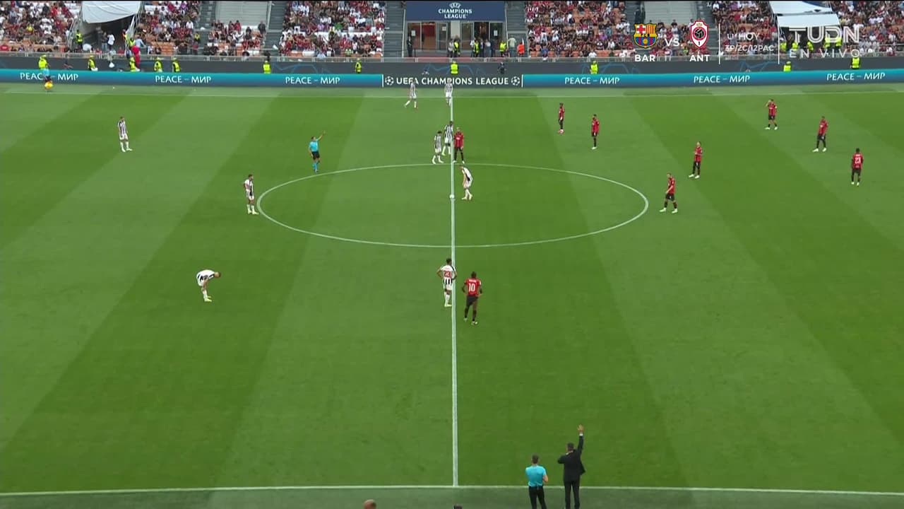 Arranca el partido y la pelota está en juego.