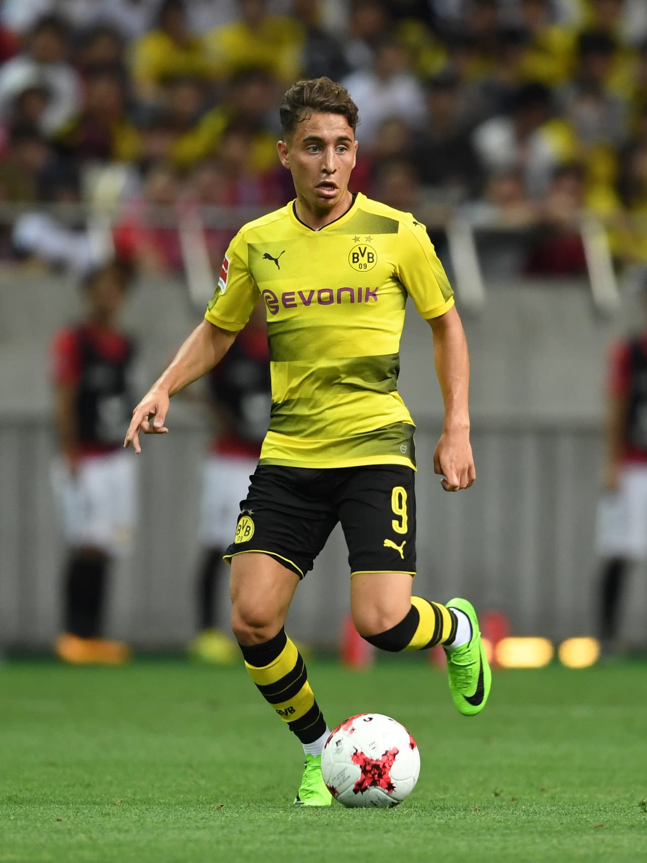 Mor incluso obtuvo la camiseta número nueve que antes vistió Robert Lewandowski.