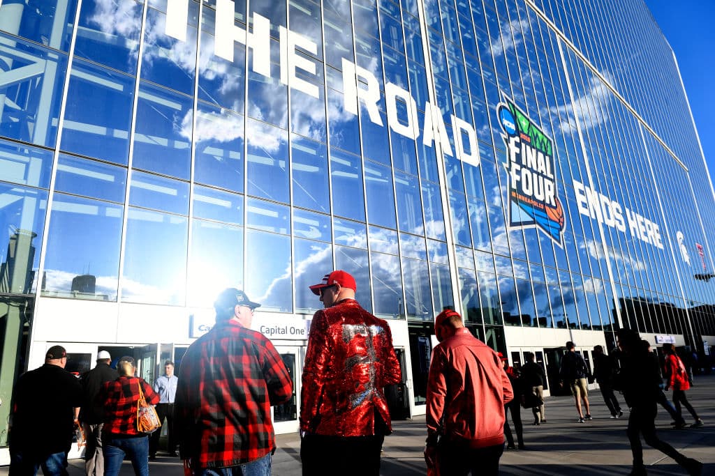 Un increíble ambiente el que se vivió dentro y fuera del US Bank Stadium previo al Juego por el Campeonato Nacional del básquetbol universitario entre los Texas Tech Red Raiders y los Virginia Cavaliers.