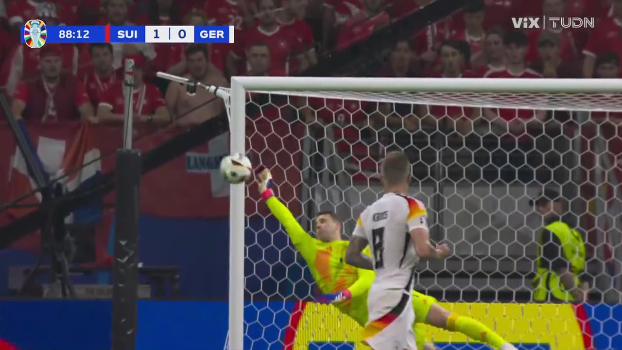 ¡Iba a ser un golazo de Xhaka, pero Neuer hace un atajadón!