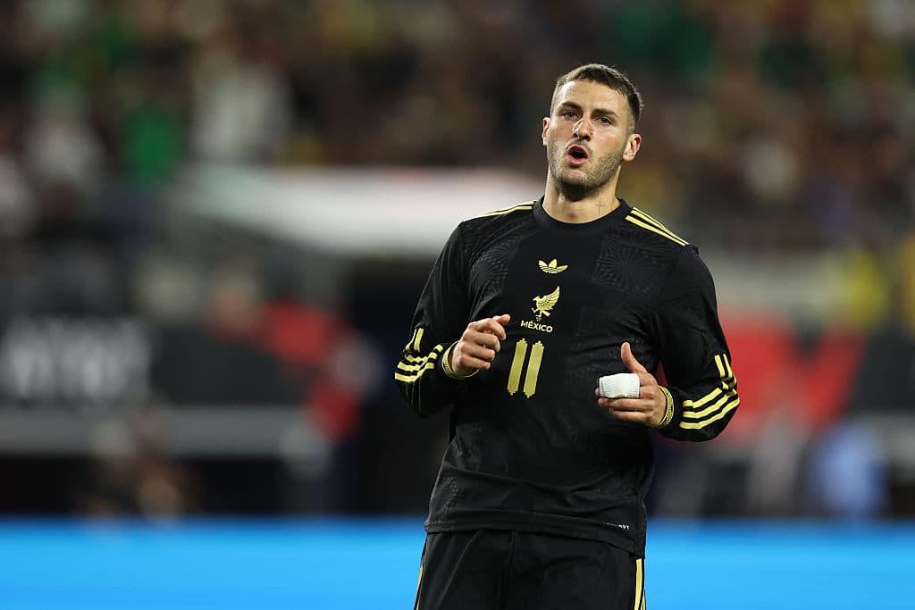 Lo encabeza, Santiago Gimenez, del AC Milan, que hace unos días anunció que arrastra una lesión en el tobillo que no le ha permitido jugar al ciento por ciento. 
<br>Por ello, el atacante, debió parar con el fin de recuperarse.