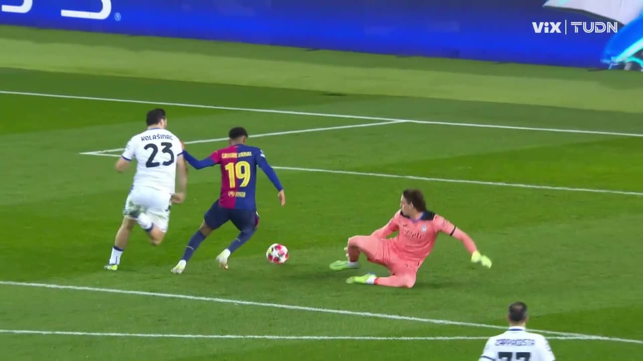 Lamine Yamal hace pedazos al arquero y convierte el 1-0 para el Barcelona