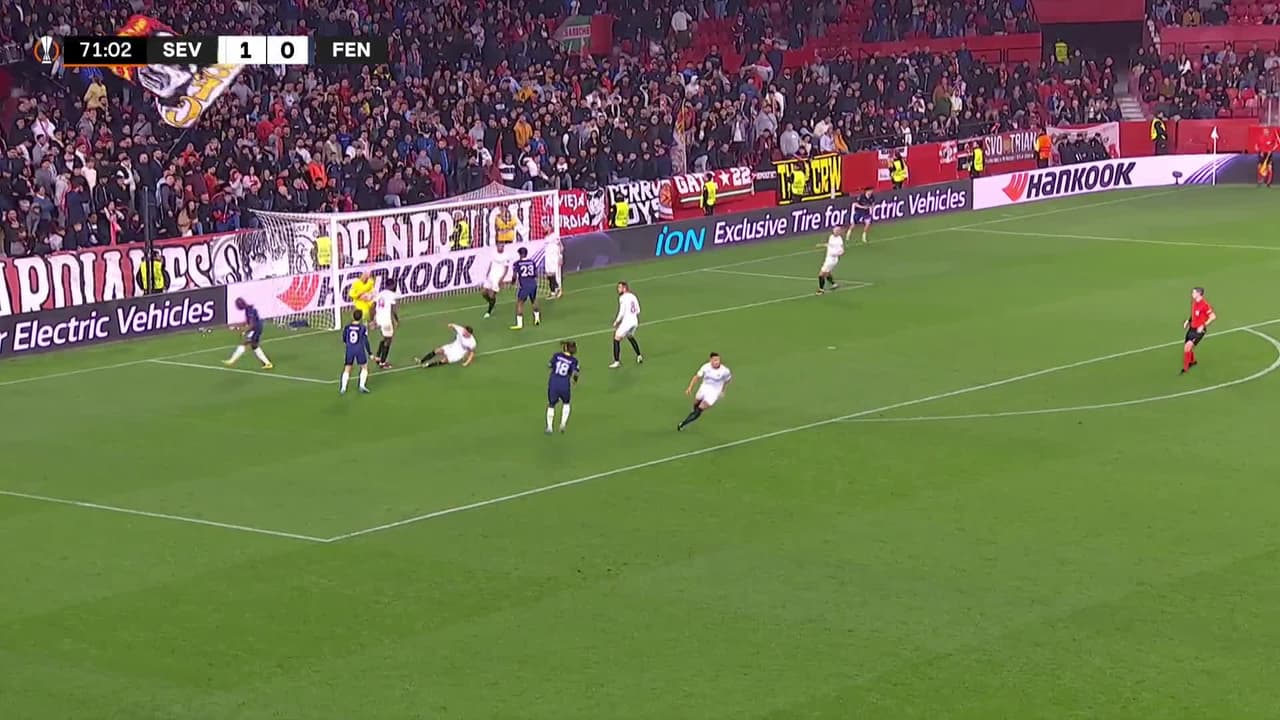 ¡TIRO ATAJADO! disparo por Enner Valencia.