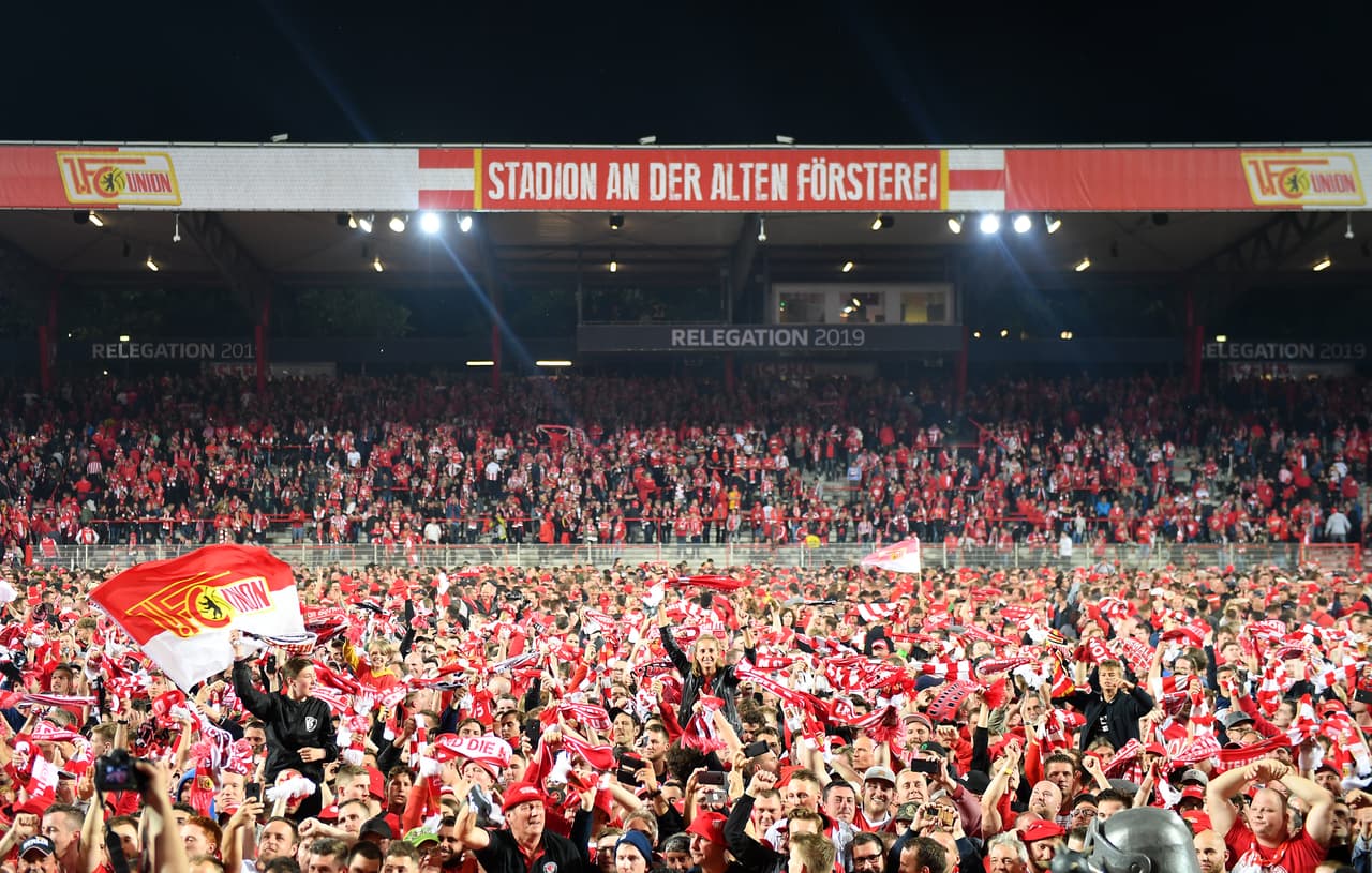 La celebración por el ascenso fue una locura con invasión de campo, fiesta posterior y paseo por el río Esprea, que baña la ciudad de Berlín.